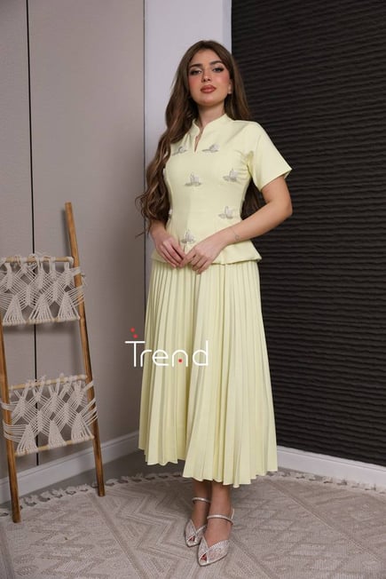 فستان ليموني بكسرات وتطريز يدوي 