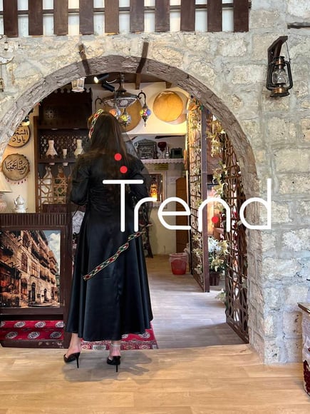 جلابية ميد اسود بتطريزات طولية وطرحة راس
