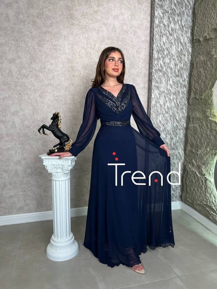 فستان كحلي ساتر بأكمام شفافة