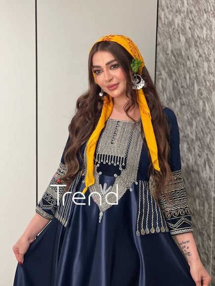 جلابية كحلية مطرزة مع منديل اصفر