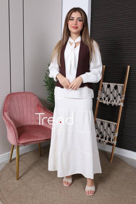 بلوزة بيضاء مع فيست خمري أنيق