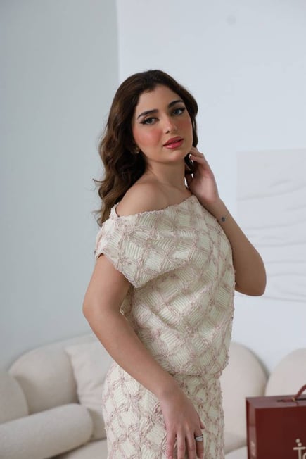 طقم تنورة وبلوزة  بقصة أوف شولدر أنيقة