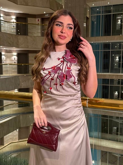 فستان ميد بورود فخمة على الصدر