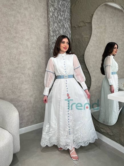 فستان ميلا طويل بحزام سماوي