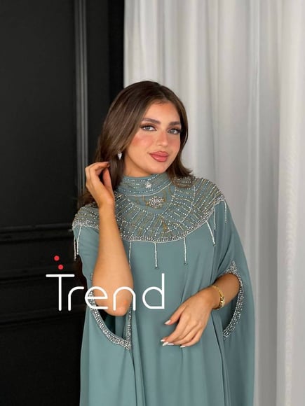 جلابية تيفاني بياقة مطرزة