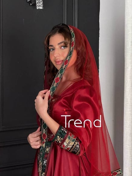 جلابية احمر خضراء مطرزة بطرحة راس