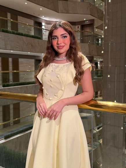 فستان ميد ليموني بتفاصيل انيقة