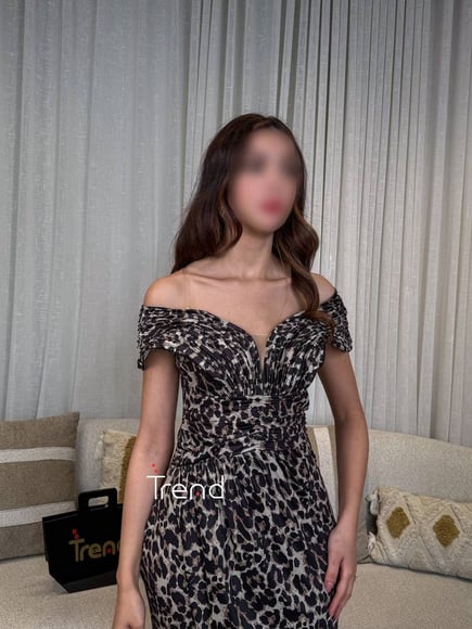 فستان سهرة نمري بكتف مكشوف