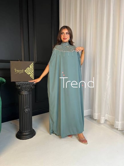 جلابية تيفاني بياقة مطرزة