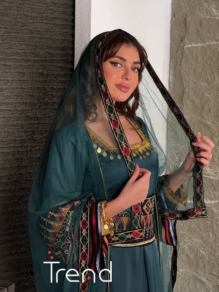 جلابية قطعتين مطرزة بطرحة (اخضر)
