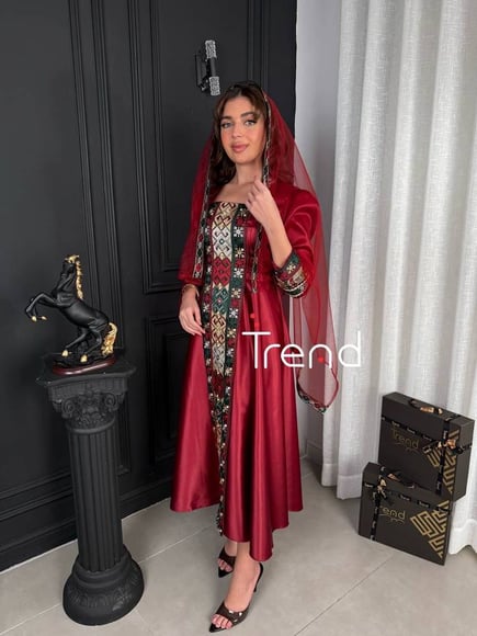 جلابية احمر خضراء مطرزة بطرحة راس