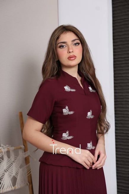 فستان برغندي ميدي بكسرات مع تطريز يدوي