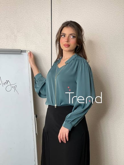 بلوزة ساتان بسلاسل ذهبية 