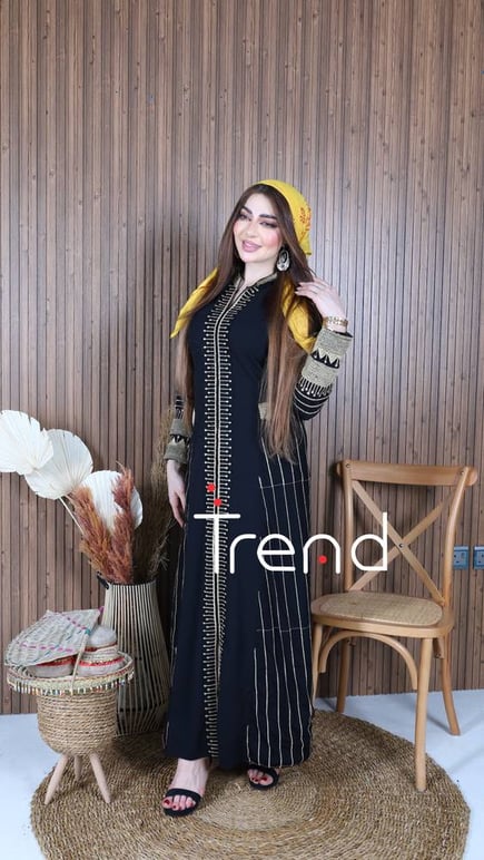 جلابية طويلة سوداء مطرزة من الامام والخلف