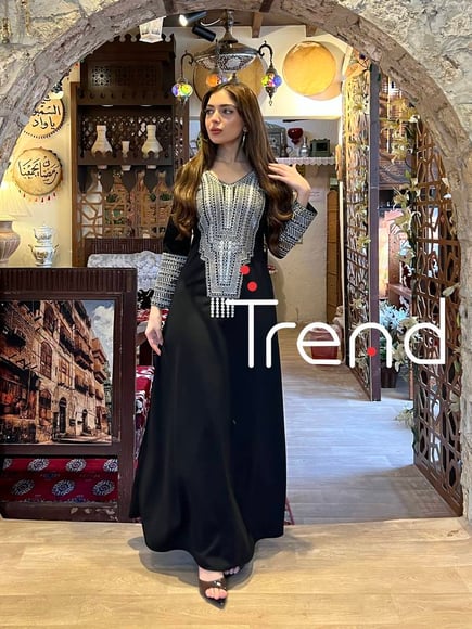 فستان اسود بتطريزات فضي مع طرحة راس