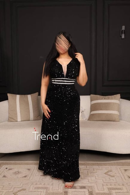 فستان سهرة اسود بخطوط ابيض  من المنتصف 