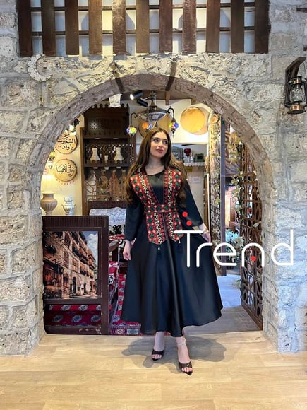جلابيه قطعتين مطرزة بحزام اسود