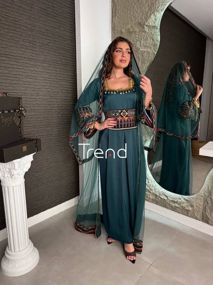 جلابية قطعتين مطرزة بطرحة (اخضر)