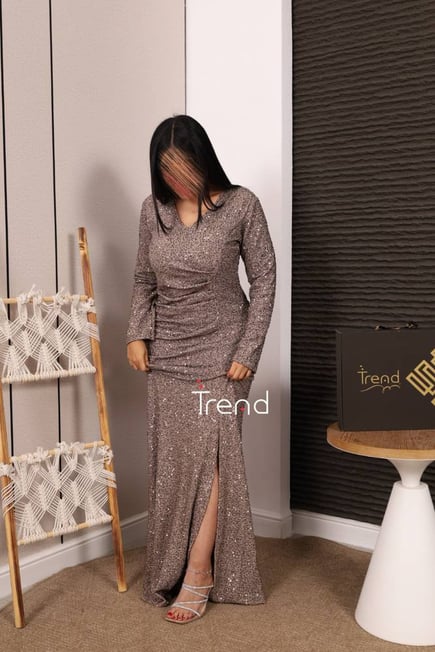 فستان سهرة مطرز بلمسات فاخرة
