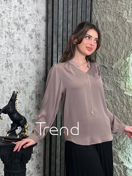 بلوزة ساتان بسلاسل 