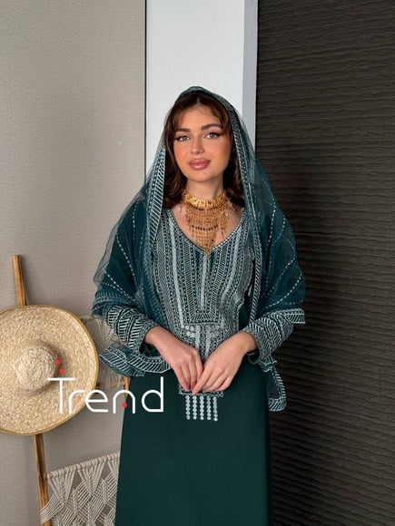 فستان اخضر بتطريزات فضي مع طرحة راس