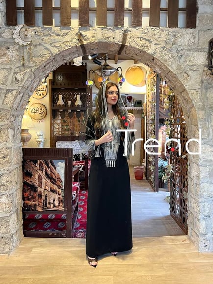 فستان اسود بتطريزات فضي مع طرحة راس
