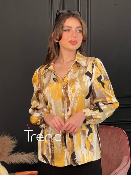 بلوزة ساتان مموجة بأصفر 