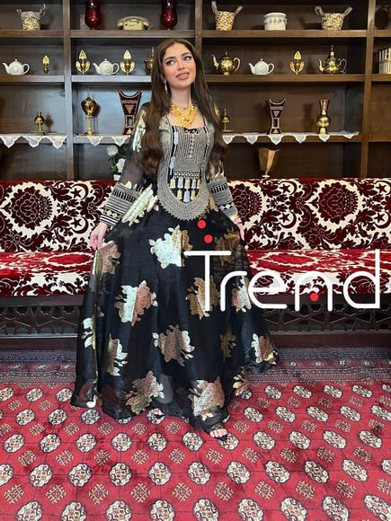 جلابية  اسود مطرزة  بوردات ذهبي مع طرحة راس 
