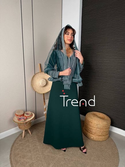 فستان اخضر بتطريزات فضي مع طرحة راس