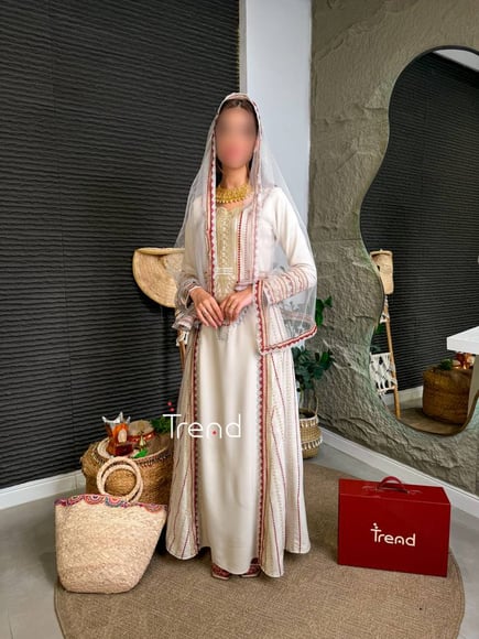 جلابية تراثية بيج مطرزة مع طرحة