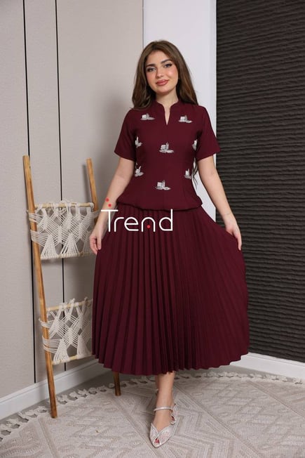 فستان برغندي ميدي بكسرات مع تطريز يدوي
