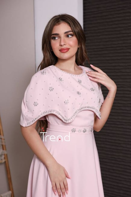 فستان ميدي وردي أنيق بتطريز لؤلؤ وكريستال