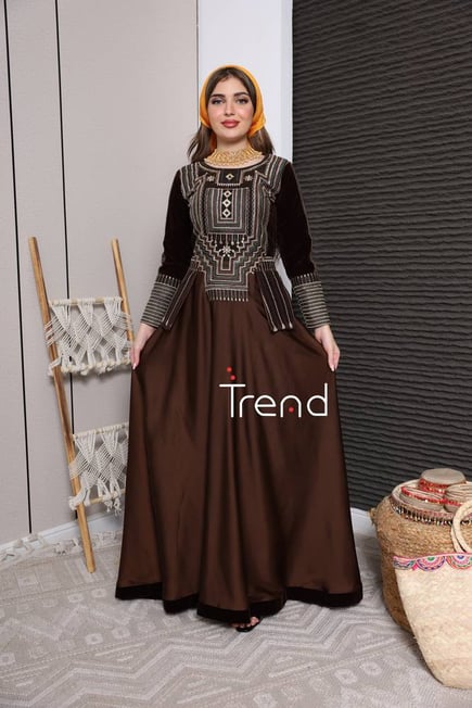 فستان التأسيس لون موكا مع منديل اصفر