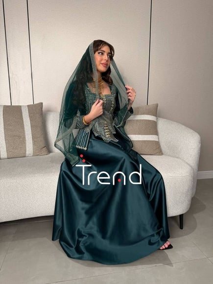 جلابية خضراء طويل مطرزة بطرحة