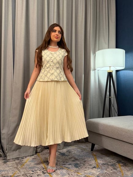 فستان ميد بتطريز وقصّة بولسيه