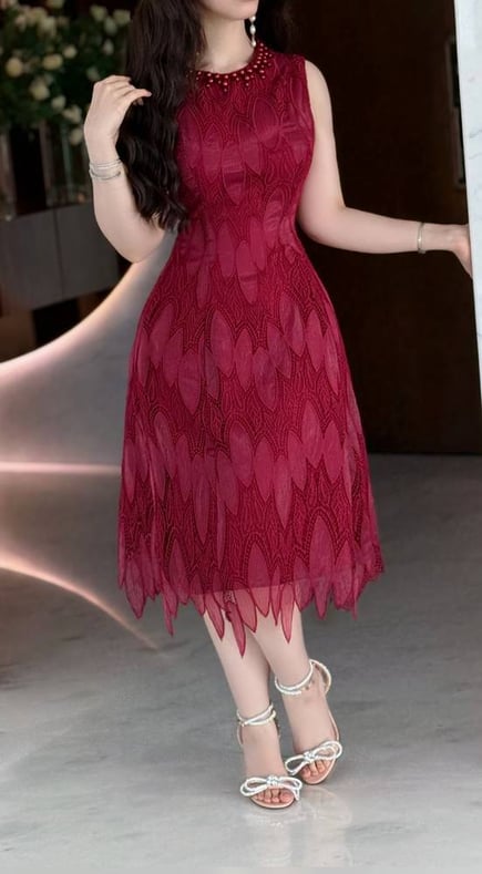 فستان برغندي جوبير مزين بلؤلؤ