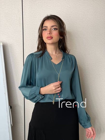 بلوزة ساتان بسلاسل ذهبية 