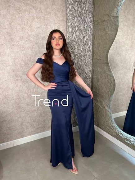 فستان سهرة كحلي بشال جانبي 