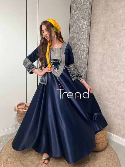 جلابية كحلية مطرزة مع منديل اصفر