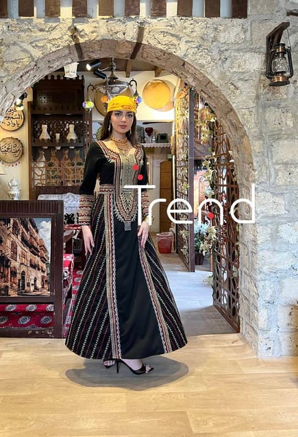 جلابية اسود مع طرحة سوداء مطرزة 