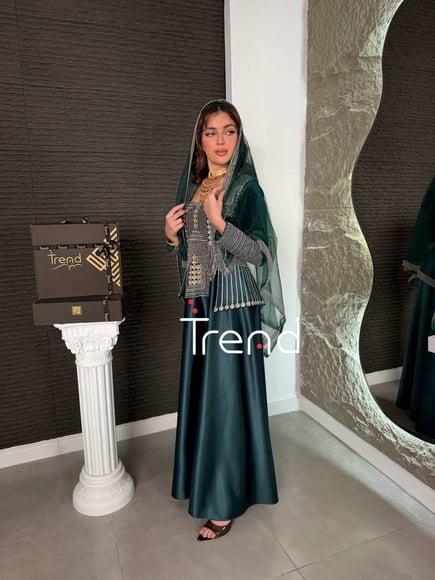 جلابية خضراء طويل مطرزة بطرحة