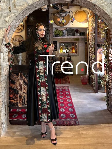 جلابية ميد اسود بتطريزات طولية وطرحة راس
