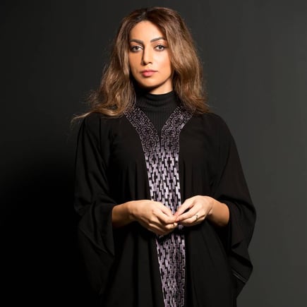 BL-0165 عباية موديل اماراتي قماش اسود مع كلفه انيقه 