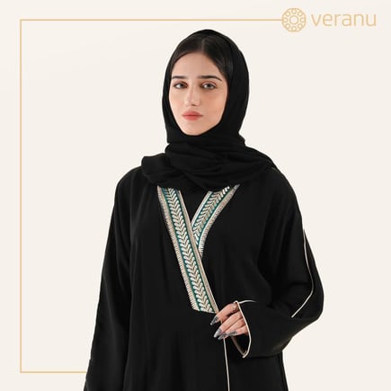 BL-097  عبايه كلاسيك مع كلفه مميزه