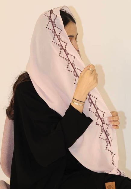 TA-234 طرحه وردي تطريز عنابي 
