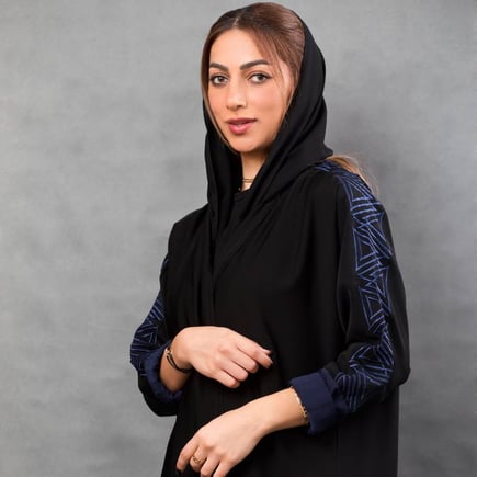 BL0174 عباية كلاسيك تطريز على الاكمام 