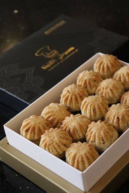 معمول منقش ابيض