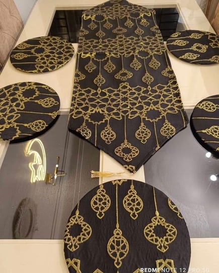 مفرش رنر  للسفره مع 6 كوسترات خشب مع قماش