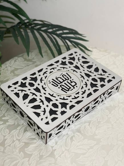 علبه خشبيه مع ديكور اكريليك للضيافه والتقديم