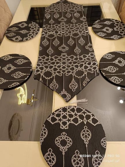 مفرش رنر رمضان للسفره مع 6 كوسترات خشب مع قماش لون فضي
